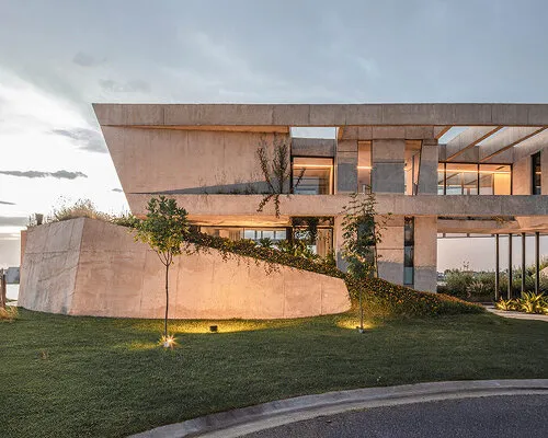 Casa lomadas folds concrete into the Argentine landscape in a way you won't forget