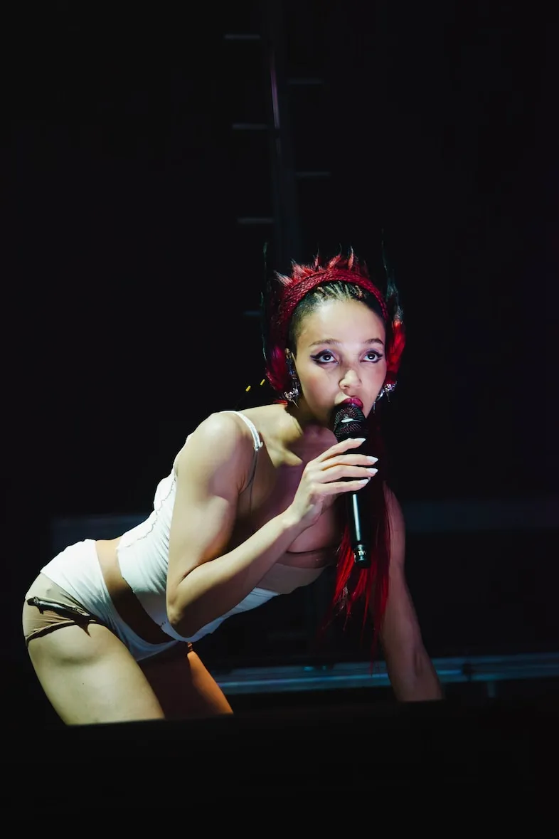 FKA twigs made 20,000 people simultaneously cry, handstand, and transcend at the O2